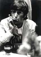 Джон Леннон с губной гармошкой